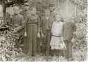 Peter Mencke und Frau Dorothea geb. Kaiser mit ihren Kindern und 2 Kriegsgefangenen